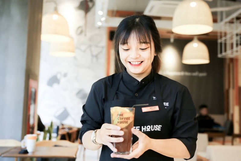 nhân viên phục vụ quán cafe