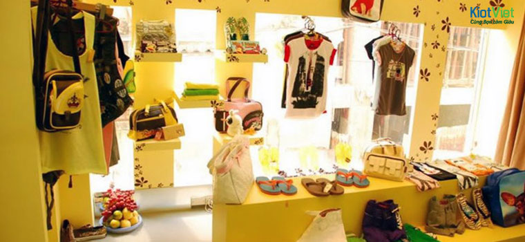 Sử dụng đèn và gương để trang trí shop quần áo